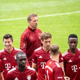 Trainer Nagelsmann mit Spielern des FC Bayern