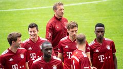 Trainer Nagelsmann mit Spielern des FC Bayern