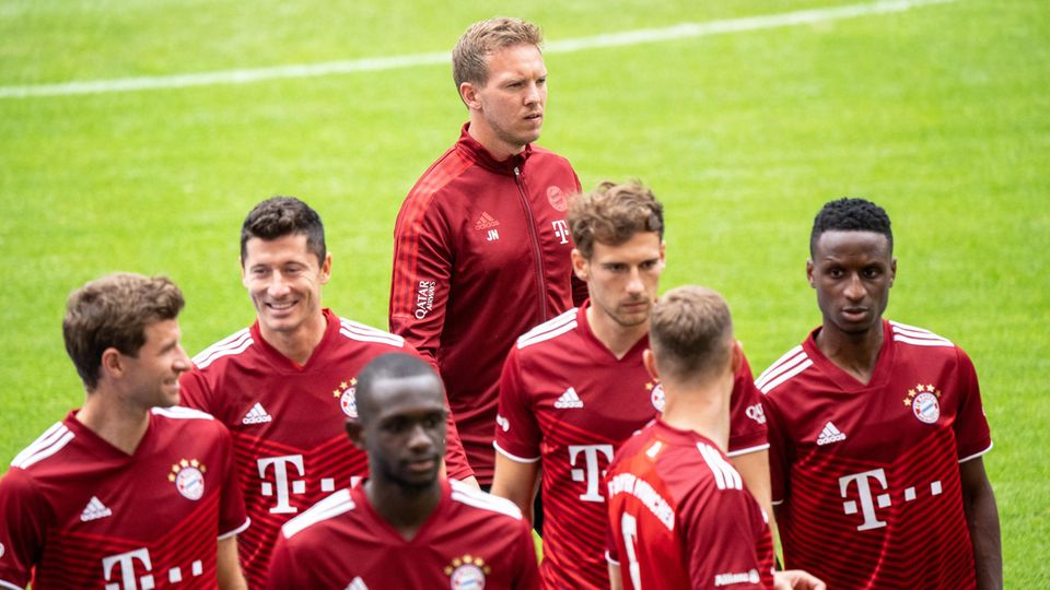 Coach Nagelsmann with FC Bayern players