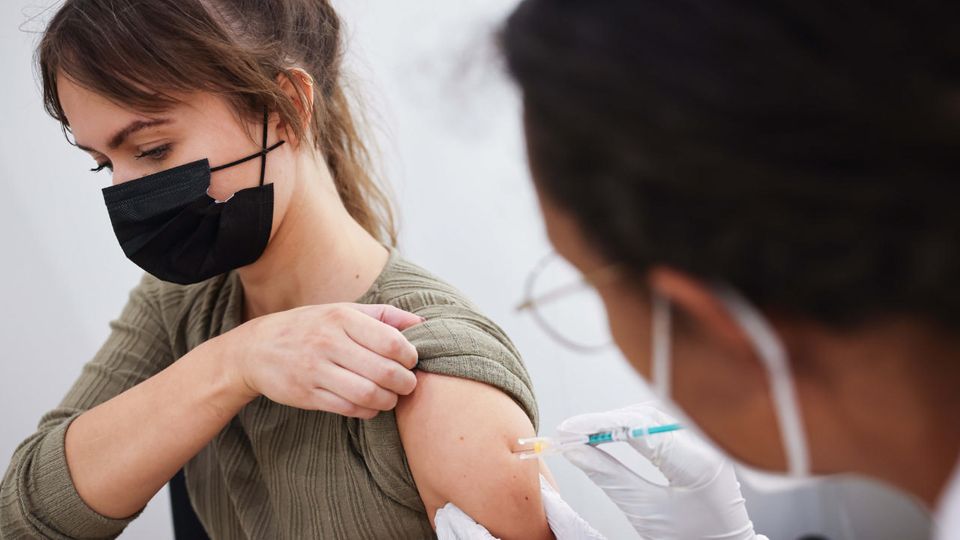 Warum haben gut geimpfte Länder hohe Inzidenzwerte? - Timo Ulrichs erklärt