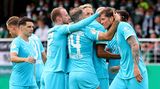 Wolfsburger Spieler gratulieren ihrem Goalgetter Wout Weghorst