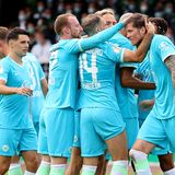 Wolfsburger Spieler gratulieren ihrem Goalgetter Wout Weghorst