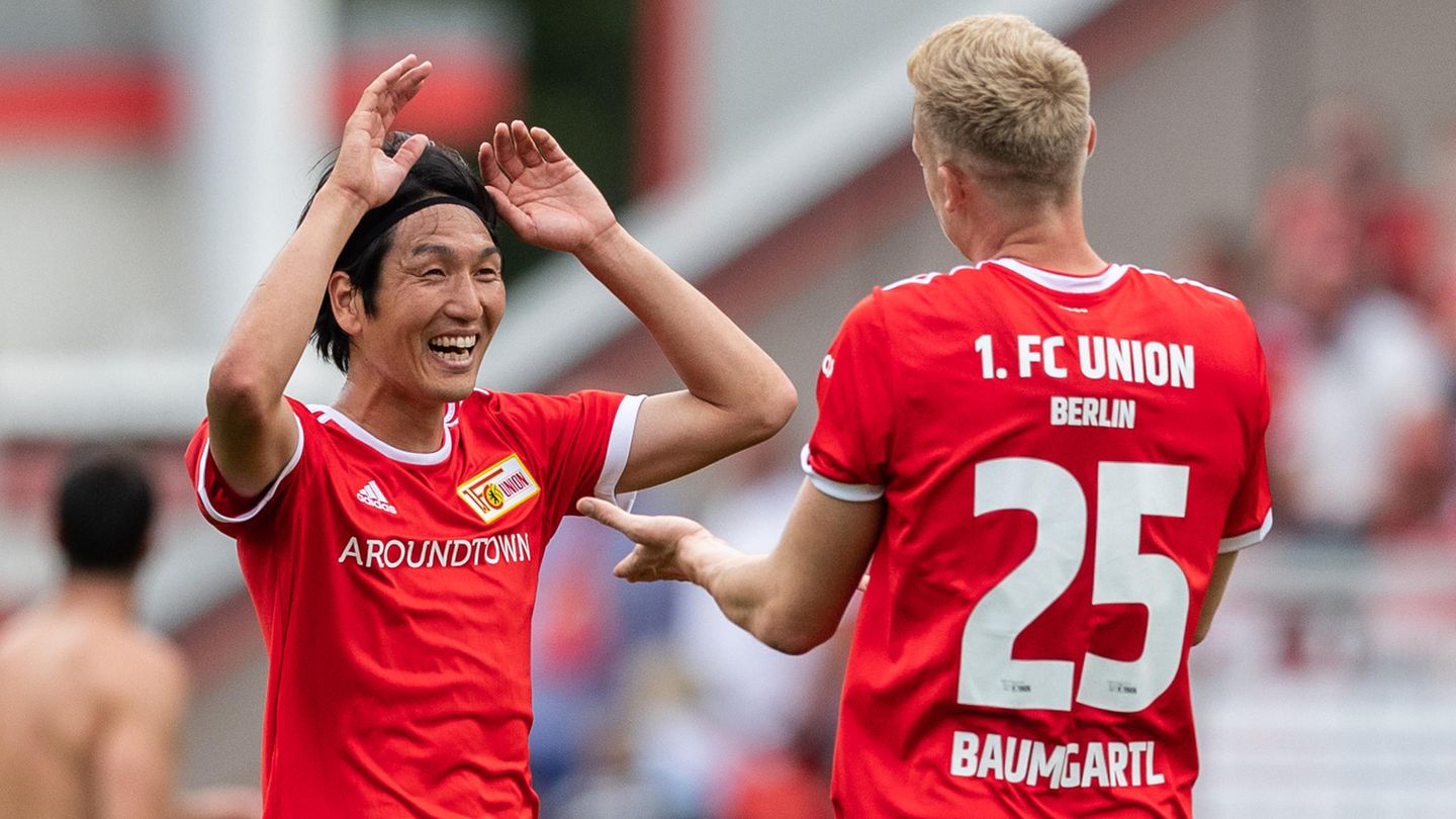 Union Berlin – Aller guten Dinge sind drei! Haraguchi und Baumgartl von Union Berlin bejubeln ihre Tore gegen Athletic Bilbao