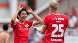 Haraguchi und Baumgartl von Union Berlin bejubeln ihre Tore gegen Athletic Bilbao