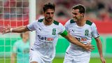 Lars Stindl und Joe Scally bejubeln den Siegtreffer für Gladbach im Pokalspiel in Kaiserslautern