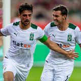 Lars Stindl und Joe Scally bejubeln den Siegtreffer für Gladbach im Pokalspiel in Kaiserslautern