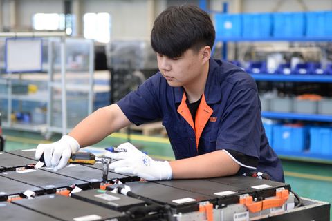 Mitarbeiter von Gotion High Tech schraubt an einem Elektroakku