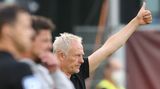 Freiburgs Trainer Christian Streich hebt den Daumen