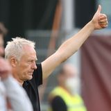 Freiburgs Trainer Christian Streich hebt den Daumen