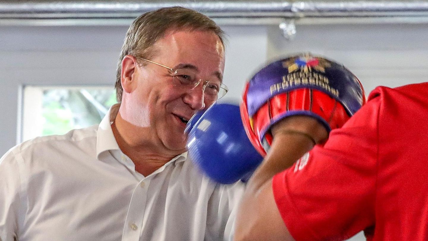 CDU top candidate Armin Laschet decides to fight – in a boxing club for young people