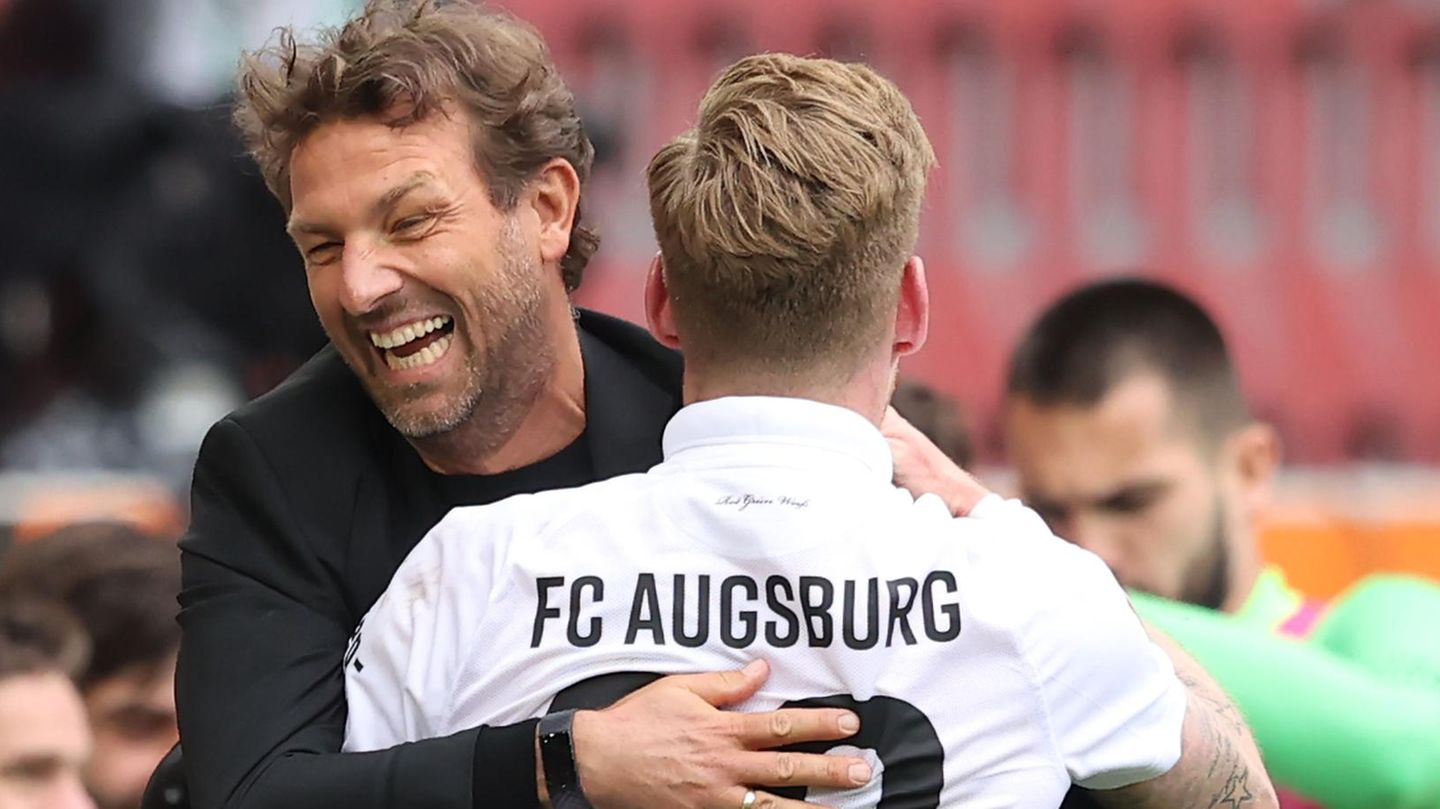 FC Augsburg – Kein Abstiegsk(r)ampf unter Weinzierl! Augsburg Trainer Weinzierl umarmt freudig einen Spieler