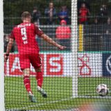 Fabian Klos hinter einem Tornetz, nachdem er getroffen hat