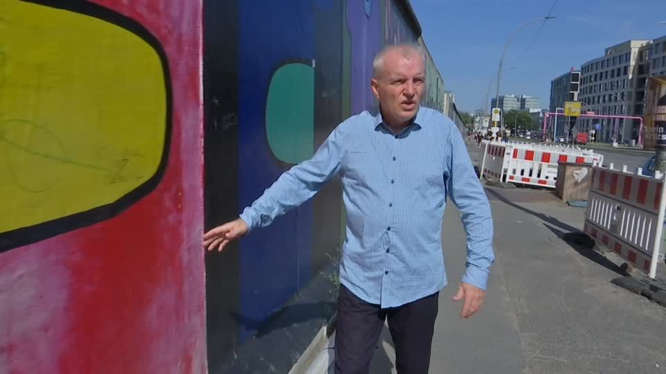 Video: Als Thierry Noir begann, die Berliner Mauer zu bemalen Video: Als Thierry Noir begann, die Berliner Mauer zu bemalen