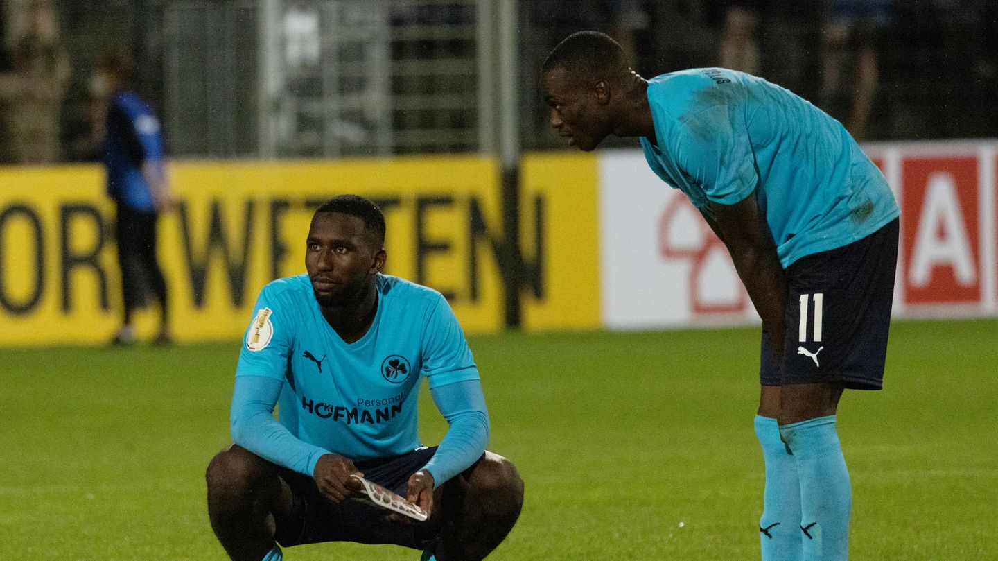 SpVgg Greuther Fürth – Das Kleeblatt packt's! Fürther Spieler sind frustriert nach dem Ausscheiden im Pokal gegen Viertligist Babalsberg