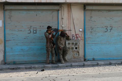 Auf verlorenem Posten: zwei bewaffnete afghanische Sicherheitskräfte wehren sich gegen die heranrückenden Taliban in Herat