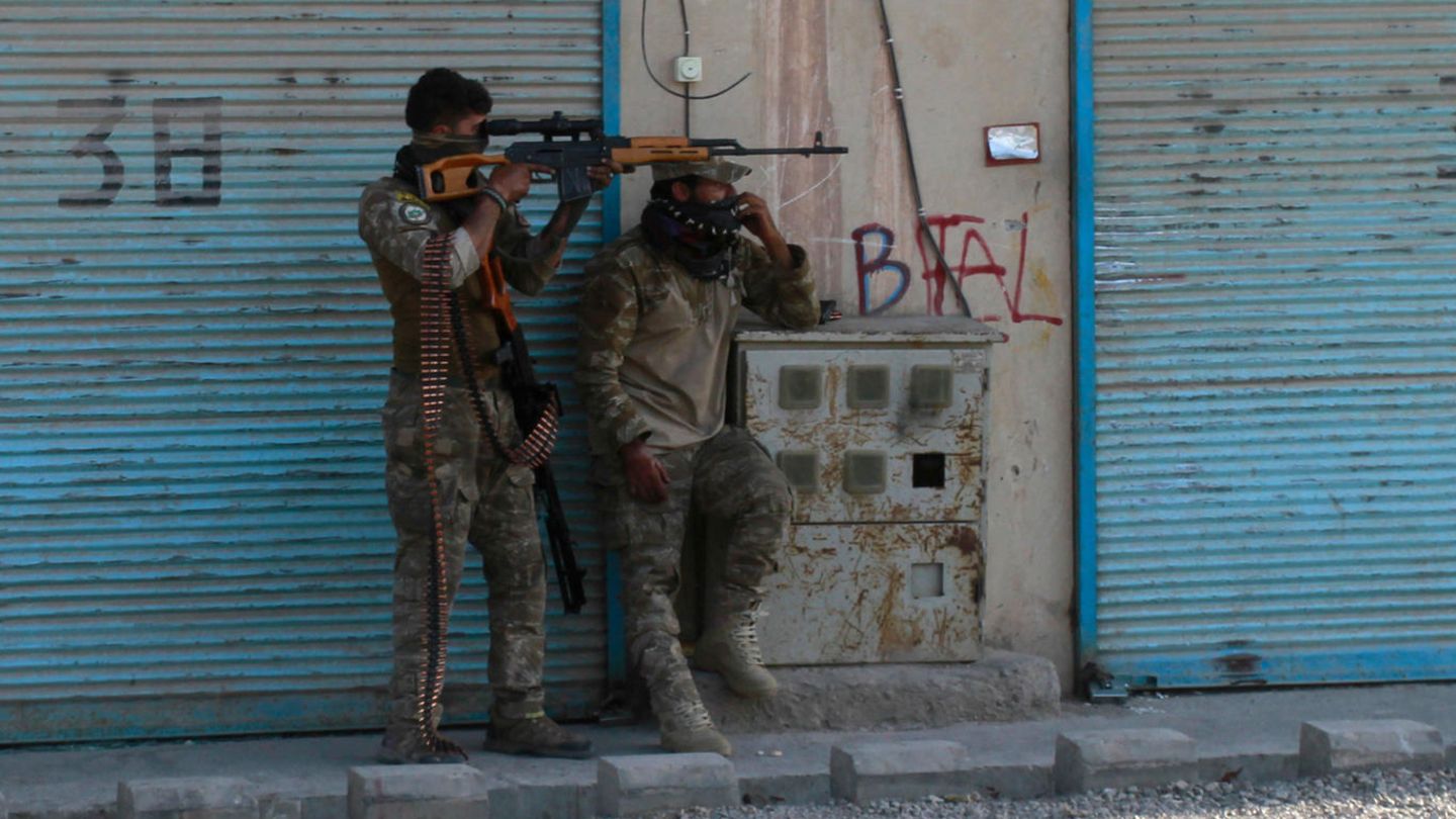 Auf verlorenem Posten: zwei bewaffnete afghanische Sicherheitskräfte wehren sich gegen die heranrückenden Taliban in Herat