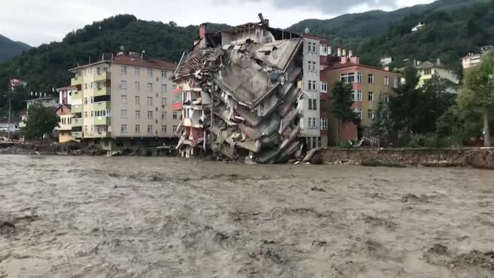Video: Mindestens elf Tote bei Hochwasser in der Türkei Video: Mindestens elf Tote bei Hochwasser in der Türkei