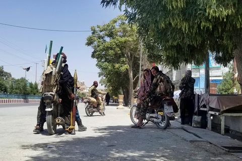 Anhänger der militant-islamistischen Taliban patrouillieren in der Stadt Gasni im Osten Afghanistans