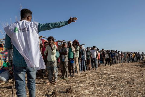 Ein Mitarbeiter einer muslimischen Hilfsorganisation koordiniert die Ankunft von Flüchtlingen in einem Camp nahe der äthiopisch-sudanesischen Grenze