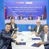 VW Konzern-Chef Herbert Diess (v. rechts) und Vertreter von Gotion High Tech bei der Unterzeichnung der Kooperation