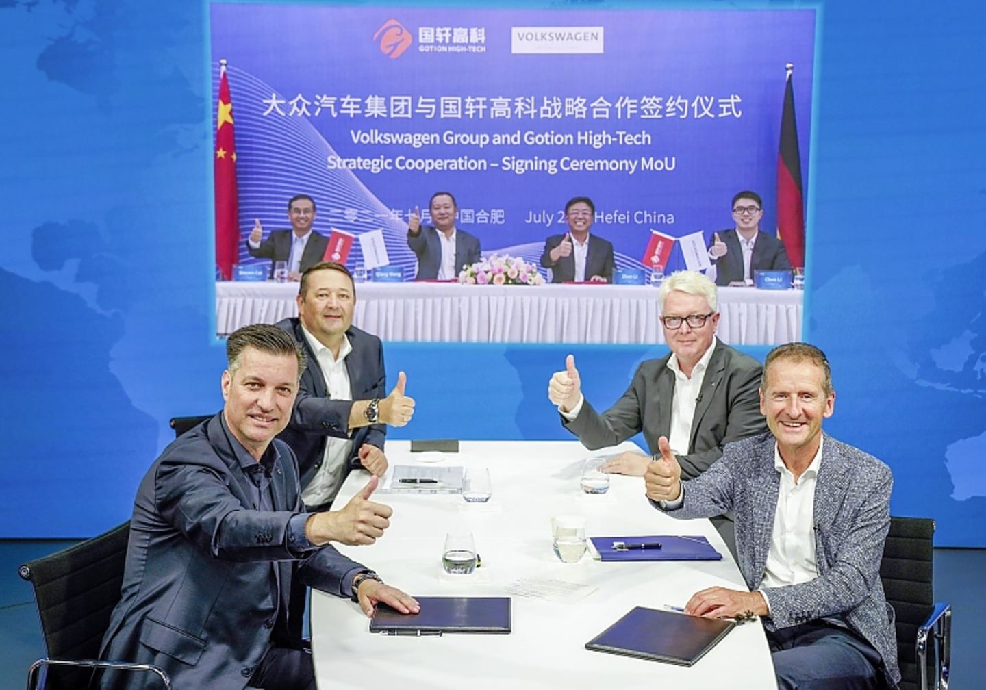 VW Konzern-Chef Herbert Diess (v. rechts) und Vertreter von Gotion High Tech bei der Unterzeichnung der Kooperation