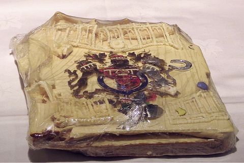Ein Stück von der Hochzeitstorte von Lady Diana und Prinz Charles.