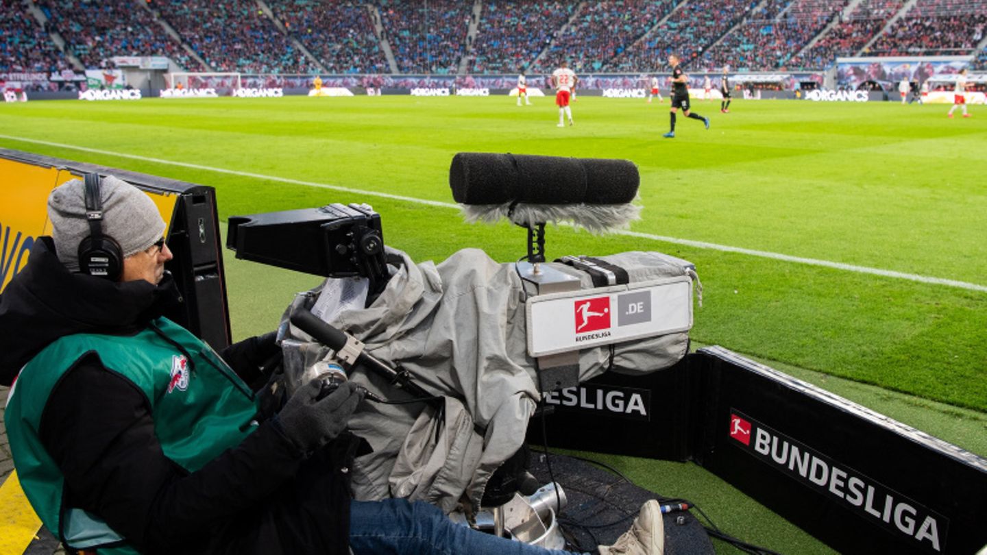 Kameramann filmt Bundesligapartie