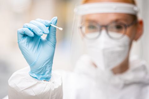 Eine Mitarbeiterin eines Testzentrums in Hannover
