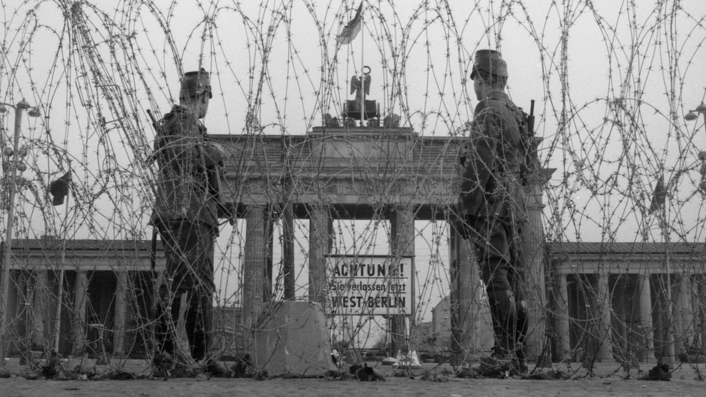 Stacheldraht vor dem Brandenburger Tor