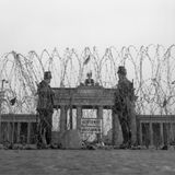 Stacheldraht vor dem Brandenburger Tor