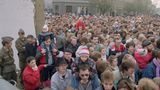 Das Ende. Im November 1989 strömen die Menschen an der Bernauer Straße durch ein Mauerloch in den Westen. Kurz zuvor hatte die DDR die Grenzen nach 28 Jahren geöffnet.