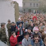 Das Ende. Im November 1989 strömen die Menschen an der Bernauer Straße durch ein Mauerloch in den Westen. Kurz zuvor hatte die DDR die Grenzen nach 28 Jahren geöffnet.