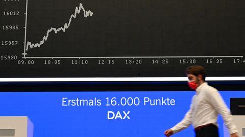 Ein Börsenhändler geht im Handelssaal der Frankfurter Wertpapierbörse an der Tafel mit der Dax-Kurve vorbei