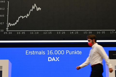Ein Börsenhändler geht im Handelssaal der Frankfurter Wertpapierbörse an der Tafel mit der Dax-Kurve vorbei