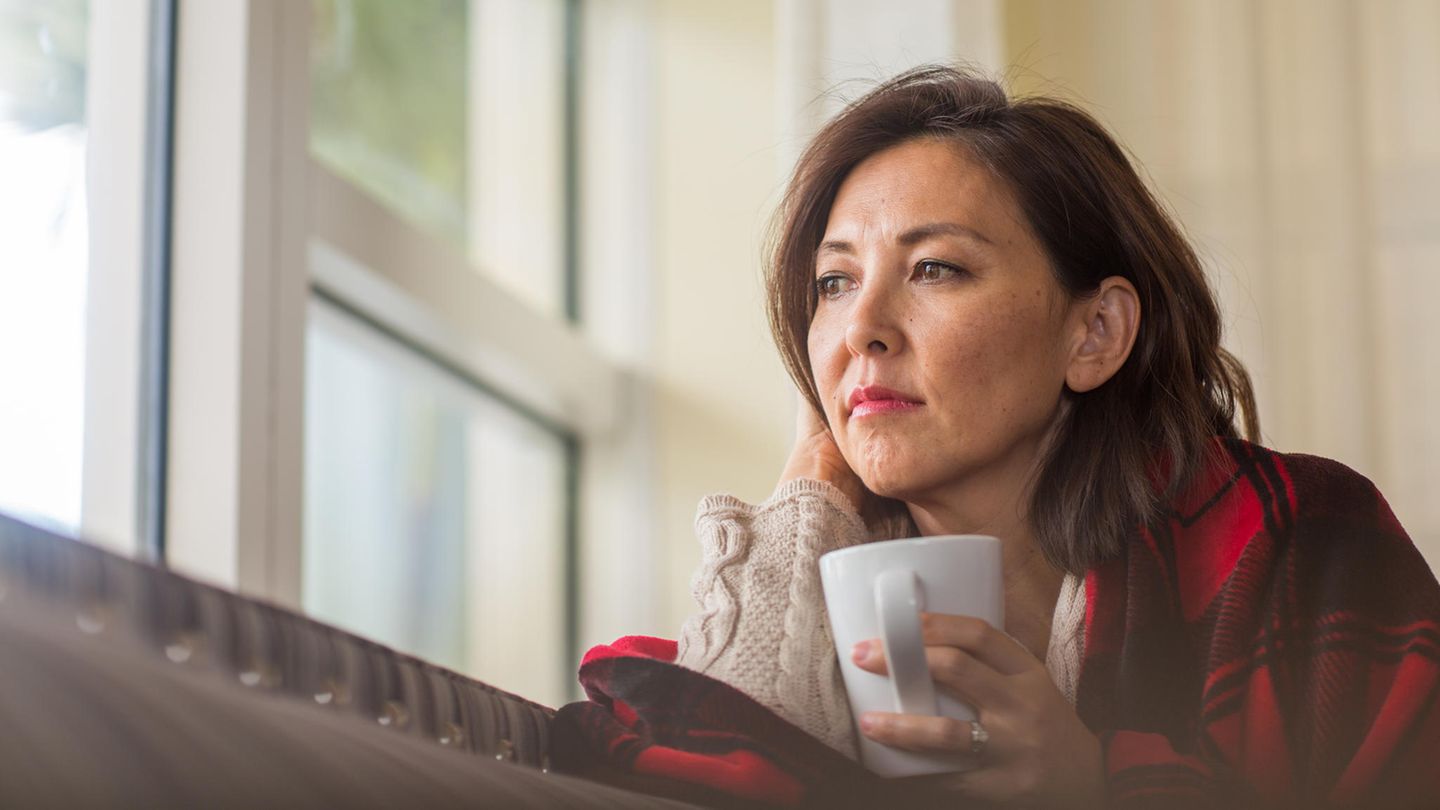 Generation X: Die neue Midlife-Crisis der Frauen Frau grübelt am Fenster