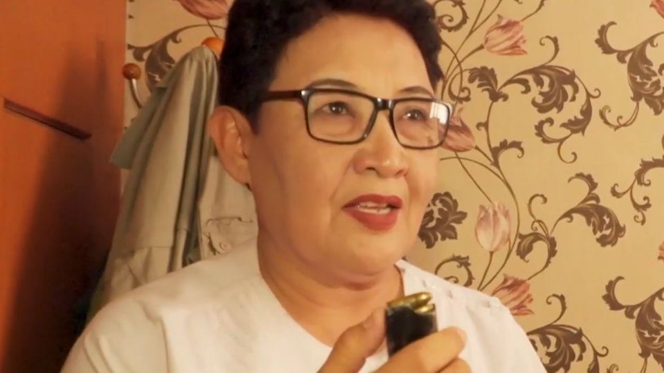 Eine Frau in Afghanistan hält eine Patrone in die Hand. Sie will notfalls auf die Taliban schießen