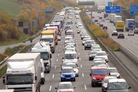 Ein Schwertransporter ist in Hessen auf der A7 in Richtung Kassel von der Straße abgekommen.