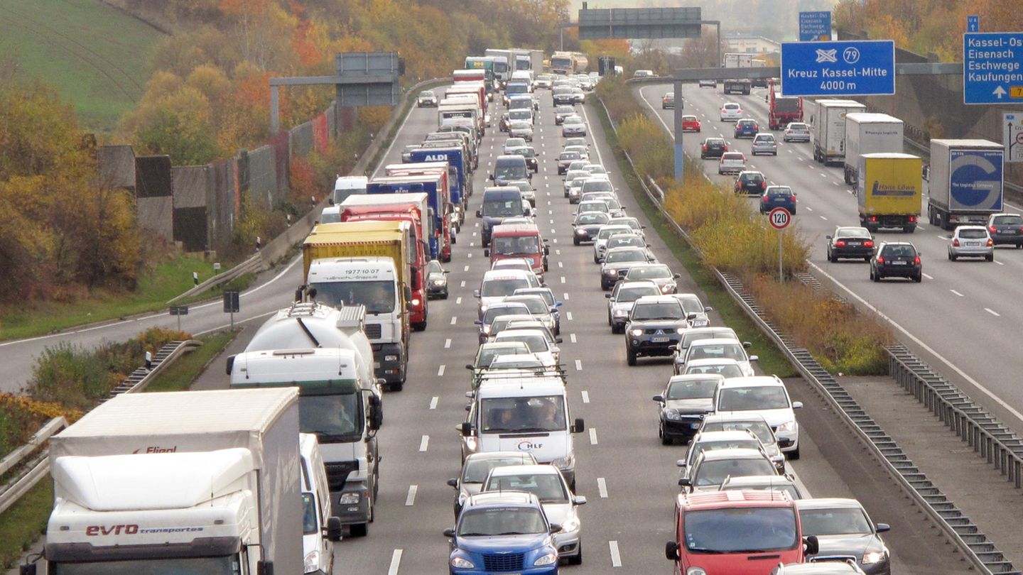 Ein Schwertransporter ist in Hessen auf der A7 in Richtung Kassel von der Straße abgekommen.