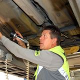 10. Zeit für die Taschenlampe!  Ältere Autos offenbaren ihre Macken oft erst unter dem Licht der Taschenlampe. Sind die Gummimanschetten von Lenkung und Antriebswellen gerissen oder porös? Tropft es an den Bremsschläuchen? Ist die Verbindung zwischen Motor und Getriebe leicht ölig? Weisen die Bremsscheiben tiefere Rillen auf? All das sind Anzeichen für anstehende teure Reparaturen.