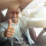 3. Achtung, Verkäuferfloskeln!  Bestimmte Redewendungen hört man bei Gebrauchtwagenkauf immer wieder. Leider meinen die Verkäufer damit nicht das, was der Satz bedeutet.  "Das ist bei diesem Modell normal" = Mag sein, ist aber dennoch ein Mangel.   "Der wurde eben lange nicht mehr gefahren" = Ablenkungsmanöver von bekannten Mängeln. Es ist kein Grund für eine hakelige Schaltung, Gaslöcher, durchrutschendes Getriebe, quietschende Bremsen oder instabiles Kurvenherhalten sowie unsauberes Spurhalten.  "Ich habe zuletzt viele Reparaturen machen lassen" = Viele Teile am Auto haben ihre Halbwertszeit überschritten, jetzt häufen sich die Reparaturen.  "Ich verkaufe den für einen Freund" = Der Verkäufer will sich womöglich vor der Sachmängelhaftung drücken. Halter und Verkäufer sollten identisch sein!  "Sie müssen sich zügig entscheiden" = wahrscheinlich die älteste Verkäufermasche der Menschheitsgeschichte. Eine Redewendung ohne jede Bedeutung.  "Verkäufer macht auf Kumpel" –Gewiefte Verkäufer suchen im Gespräch nach Gemeinsamkeiten und bauen darüber Vertrauen auf. Der Verkäufer ist jedoch kein Kumpel, also sachlich bleiben.