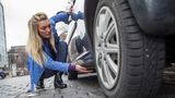 Laufleistung lässt sich manchmal erfühlen   Sollten die schriftlichen Belege Lücken aufweisen lässt sich die Laufleistung zu einem gewissen Grad auch erfühlen. Bei einem Auto mit 70.000 Kilometern sollte das Pedalprofil nicht blank sein, bei Schaltgetrieben den Schalhebel auf zu glatte Oberflächen abtasten, auch die Fußmatte sollte noch keine Löcher haben. Setzen Sie sich hinter das Lenkrad und legen Sie Ihre Unterarme gemütlich auf die Mittellehne und die Seitenablage der Tür, greifen sie von dort zu den Fensterhebern.  Sehr wahrscheinlich saßen die Vorbesitzer ebenfalls so. Sind die Stellen, auf denen Ellenbogen und Hände ruhen, besonders abgenutzt und glatt, ist das ein Hinweis auf einen höheren Kilometerstand.