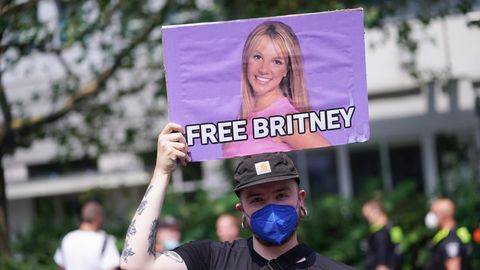 Eine Demonstrantion hält ein Schild mit dem Schriftzug Free Britney hoch