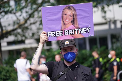 Eine Demonstrantion hält ein Schild mit dem Schriftzug Free Britney hoch