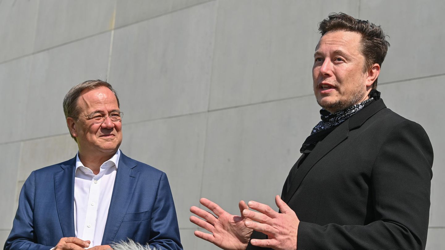 Armin Laschet und Elon Musk stellen sich den Fragen von Reportern