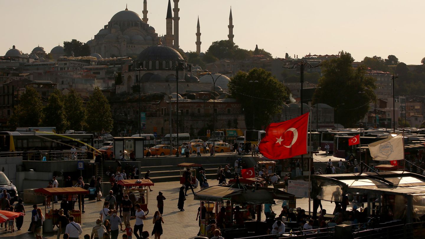 Türkei, Istanbul: Menschen spazieren in der Nähe des Goldenen Horns