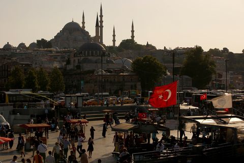 Türkei, Istanbul: Menschen spazieren in der Nähe des Goldenen Horns