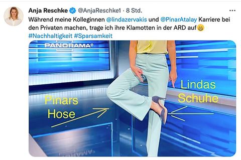 Anja Reschke zeigt ihre Hose und ihre Schuhe