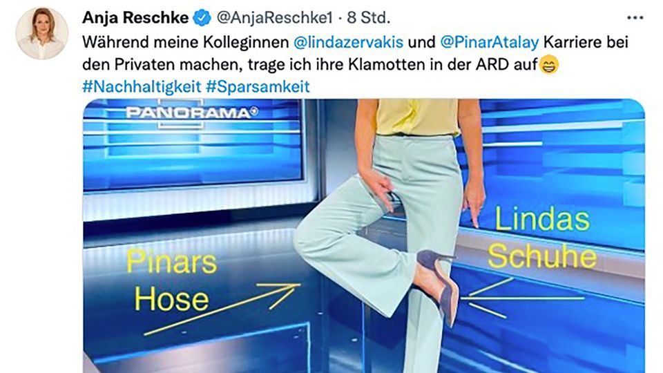 Anja Reschke zeigt ihre Hose und ihre Schuhe
