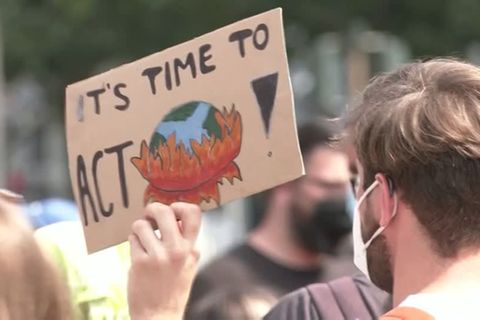 Video: Fridays for Future demonstrieren für Klimaschutz