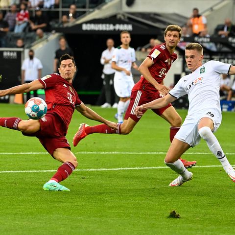 Robert Lewandowski zieht ab, Matthias Ginter versucht, den Ball abzuwehren